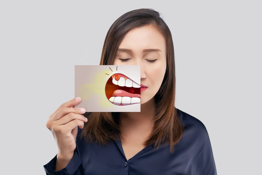 Une femme souffre d'un abcès dentaire