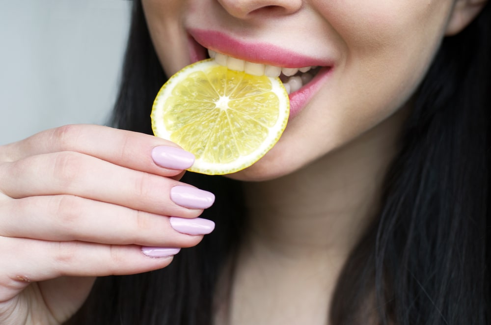 L'érosion de l'émail peut être causée par une consommation d'aliments acides comme le citron